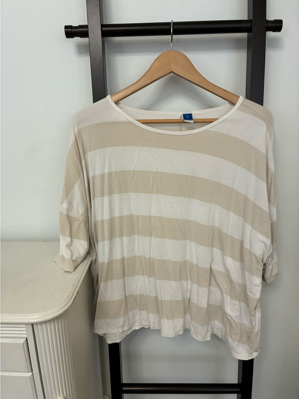 Old navy Striped Beige and White Women's Relaxed Tee. Rayon. EUC. Size XL